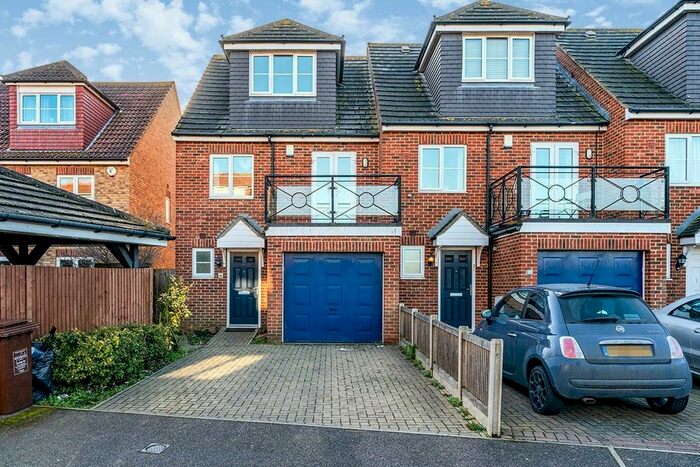 4 Bedroom Semi-Detached House To Rent In Mariners View, Gillingham, Kent, ME7