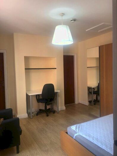 1 Bedroom Flat To Rent In Flat, Kelso Road, LS2