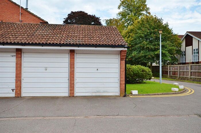 Garage / Parking To Rent In Moorland Gardens, Luton, LU2
