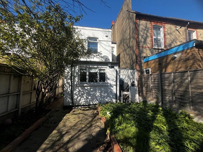 3 Bedroom Semi-detached House For Sale In Nova Road, Croydon, CR0