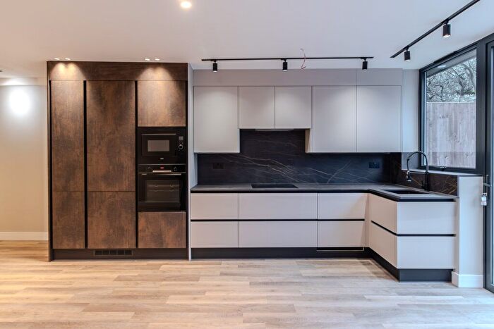 3 Bedroom Maisonette For Sale In Totteridge Lane, London, N20
