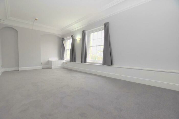 Studio To Rent In Flat Acacias, RG1