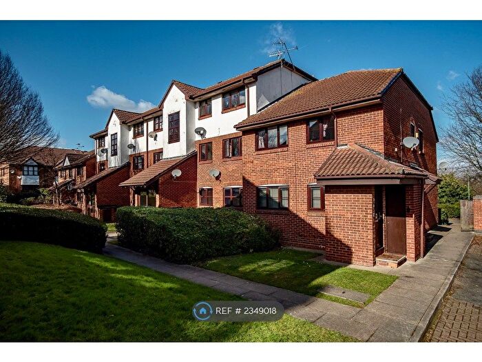 2 Bedroom Flat To Rent In Swallow Close, Greenhithe, DA9