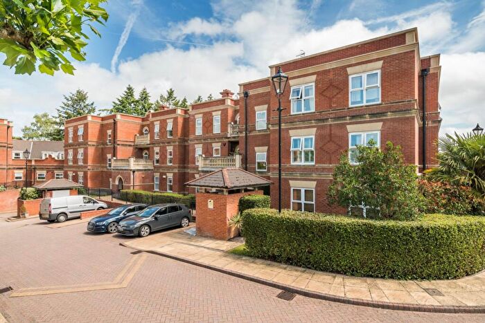 3 Bedroom Flat For Sale In Franklin Court, Wormley, Godalming, Surrey, GU8