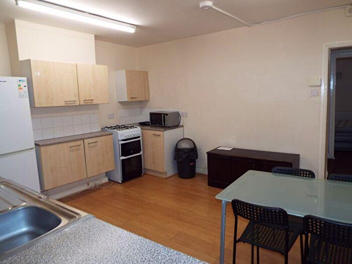 2 Bedroom Flat To Rent In Bristol Road, Selly Oak, Birmingham, B29