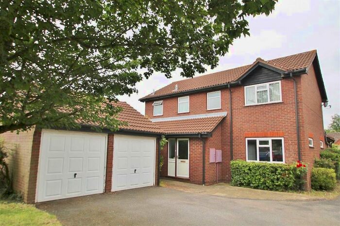 4 Bedroom Detached House To Rent In Balmoral Way, Sutton SM2