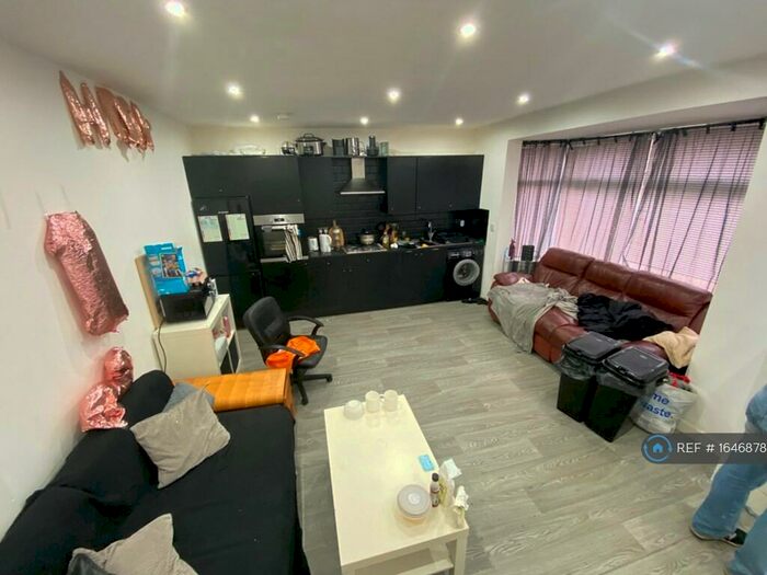 3 Bedroom Semi-Detached House To Rent In Cardigan Road, Leeds, LS6