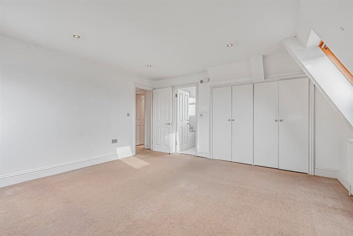 2 Bedroom Flat To Rent In Penrhyn Crescent, East Sheen, SW14