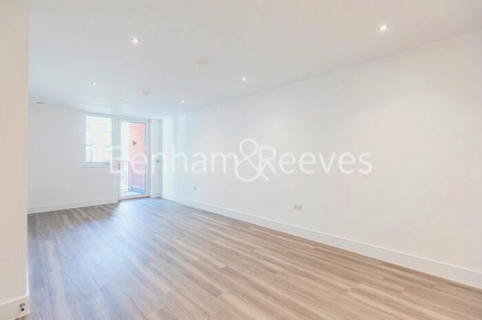 2 Bedroom Flat To Rent In Healum Avenue, Southall, UB2