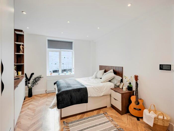 Apartment To Rent In Apt, Yelland House #, BS1