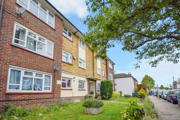 3 Bedroom Flat To Rent In Palace Road, Bromley, BR1