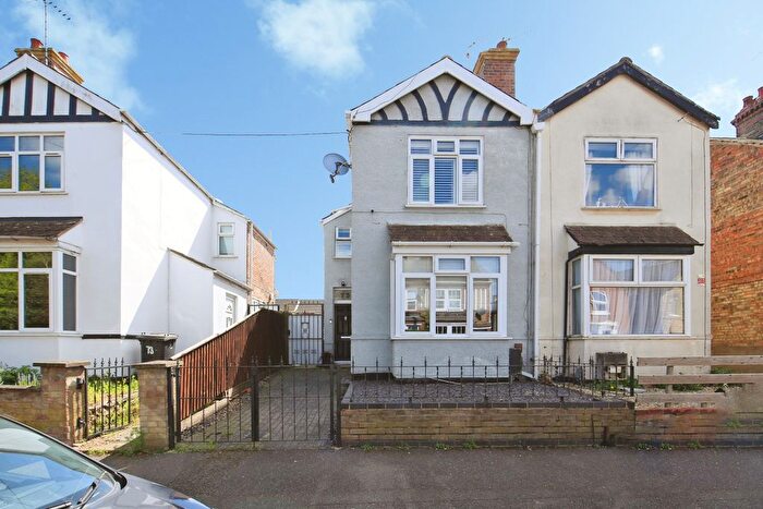 3 Bedroom Semi Detached House For Sale In Queens Walk, Peterborough, PE2