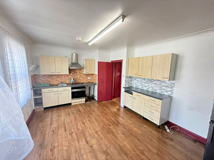 3 Bedroom Flat To Rent In Ilford Lane, Ilford, IG1