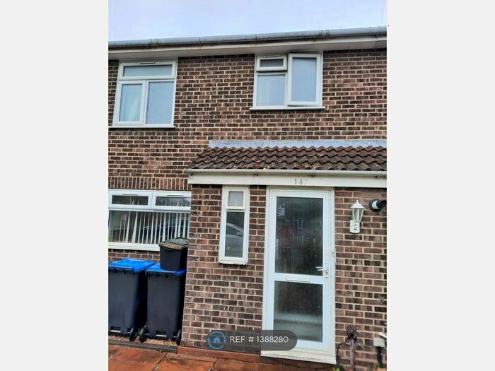 4 Bedroom Semi-Detached House To Rent In Leas Drive, Iver, SL0