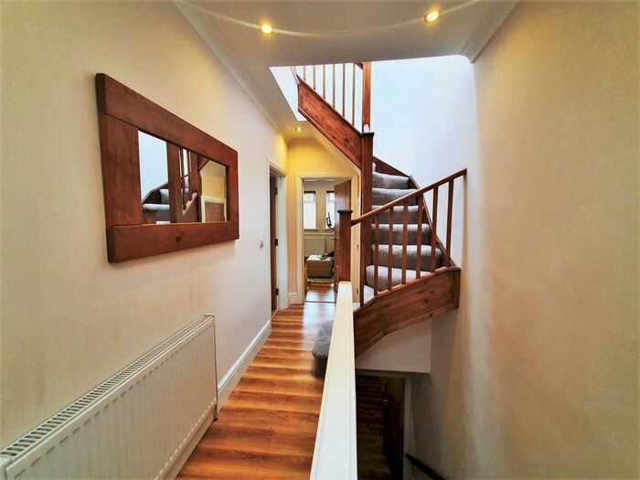 3 Bedroom Flat To Rent In Manns Road, Edgware, HA8