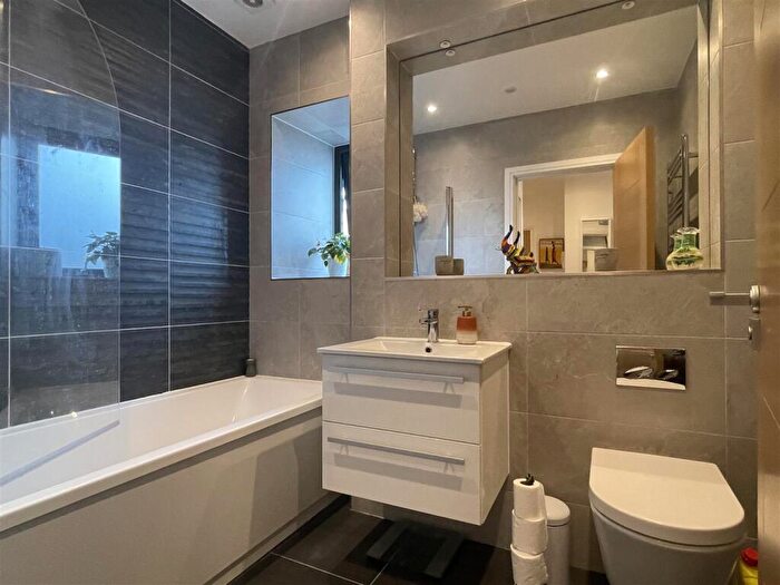 1 Bedroom Apartment For Sale In Parkgate House, GU15