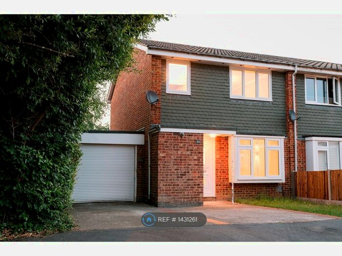 3 Bedroom Semi-Detached House To Rent In Knightswood, Bracknell, RG12