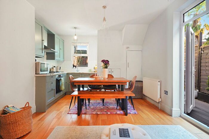 2 Bedroom Flat For Sale In Gordon Road, London, N3