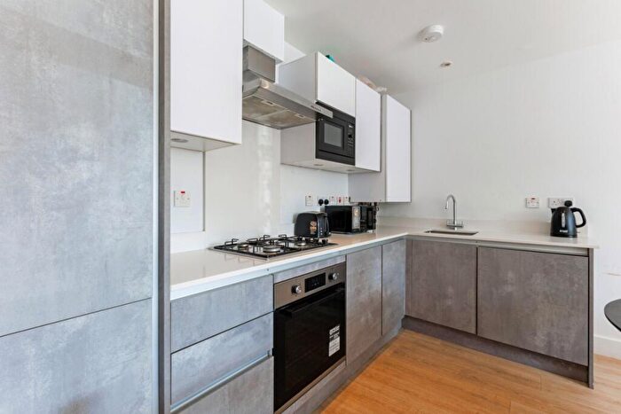 3 Bedroom Flat To Rent In Thurlow Park Road London, SE21