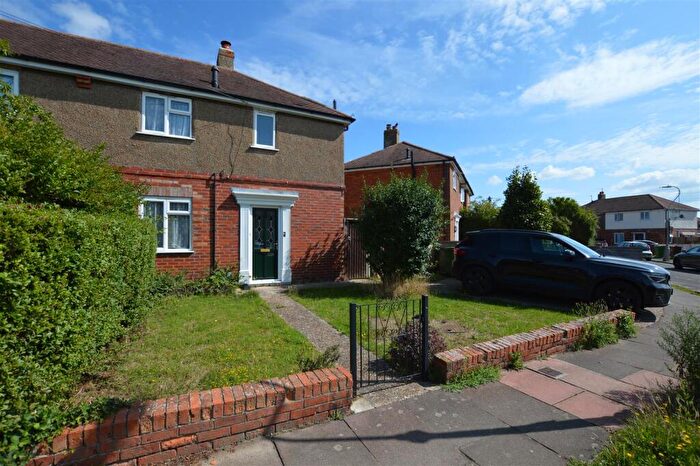 2 Bedroom House To Rent In Knoll Crescent, Hampden Park, BN22