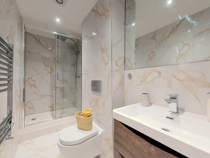 Apartment To Rent In Apt, Clarendon Road #, LS2