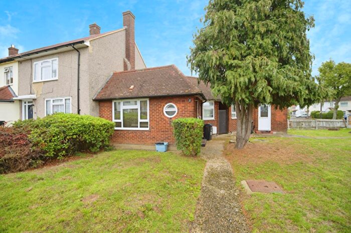 1 Bedroom Bungalow For Sale In Pollard Close, Chigwell, Essex, IG7