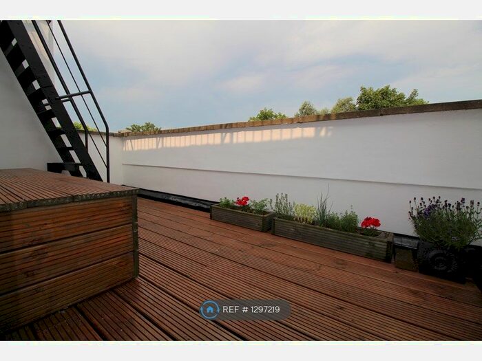 3 Bedroom Flat To Rent In Tollington Park, London, N4