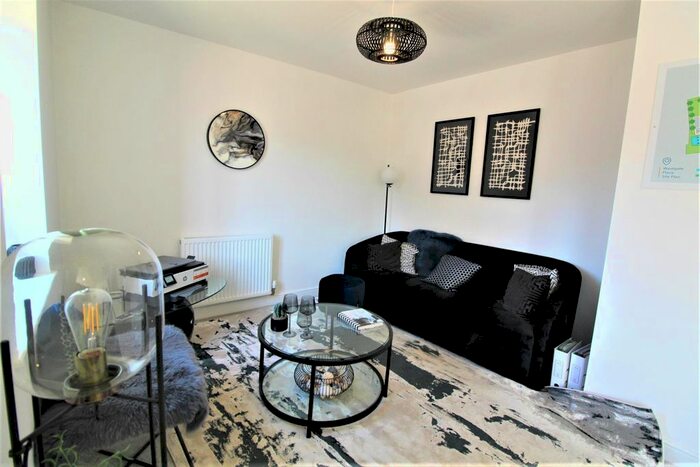 2 Bedroom Flat To Rent In Elizabeth Court, Wakefield, WF2