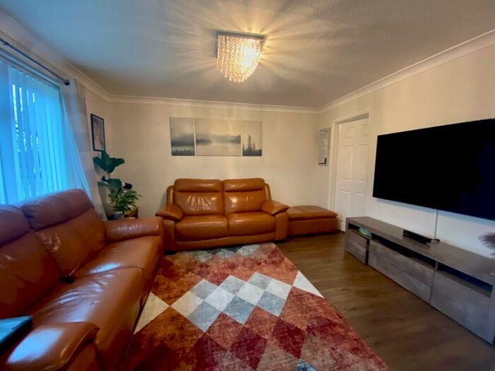 3 Bedroom House To Rent In Oakhill, RH13
