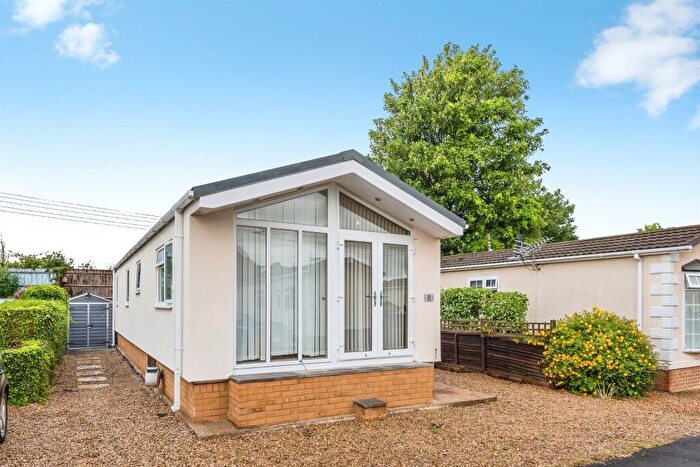 2 Bedroom Park Home For Sale In Lower Radley Caravan Park, Lower Radley, Abingdon, OX14