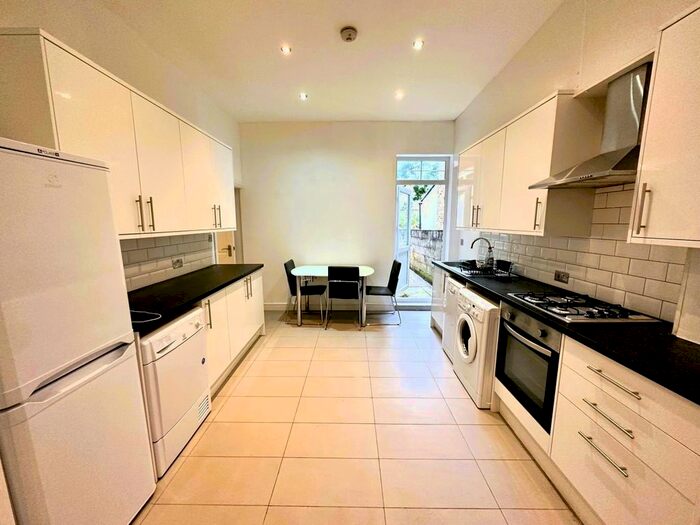 2 Bedroom Flat To Rent In Moring Road, Tooting Bec, London, SW17