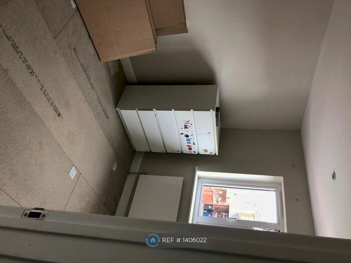 3 Bedroom Flat To Rent In Empire Road, London Perivale, UB6