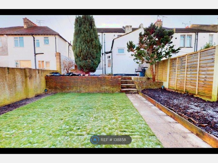 2 Bedroom Flat To Rent In Westborough Road, Westcliff-On-Sea, SS0