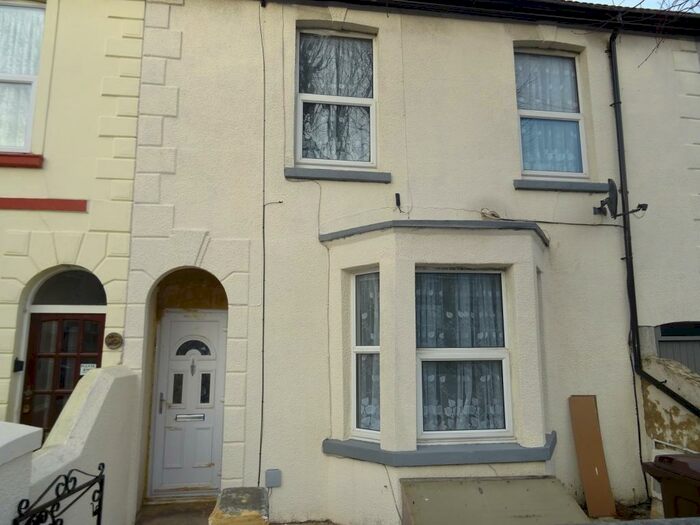 2 Bedroom Ground Maisonette To Rent In Copenhagen Road, Gillingham, Kent., ME7