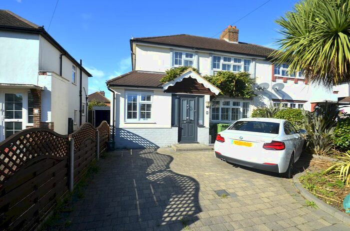 4 Bedroom Semi-Detached House To Rent In Ash Grove, Staines-Upon-Thames, TW18