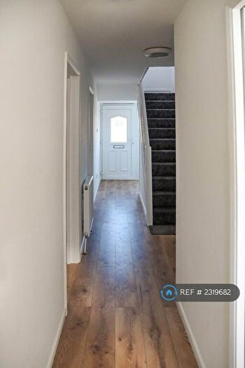 5 Bedroom Semi-Detached House To Rent In Hathway Walk, Bristol, BS5