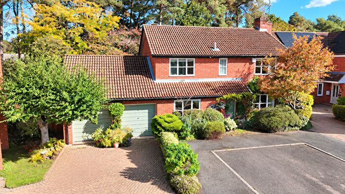 4 Bedroom Detached House For Sale In Cheylesmore Drive, Frimley, Camberley, GU16