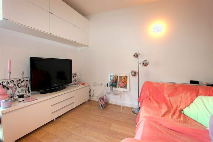 Studio To Rent In New River Village, Hornsey, N8