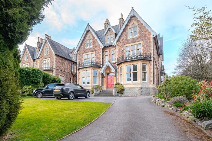 2 Bedroom Flat For Sale In Leigh Woods, Bristol, BS8