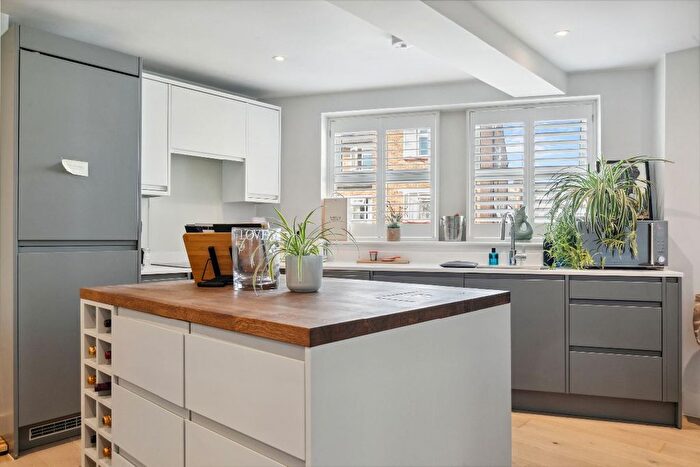 2 Bedroom Flat To Rent In Brookfield Mews, London, SW13