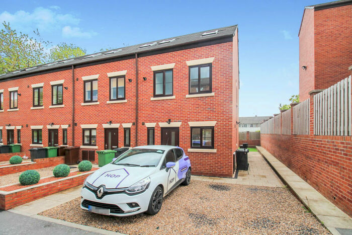 3 Bedroom End Of Terrace House To Rent In Lewisham View, Morley, LS27