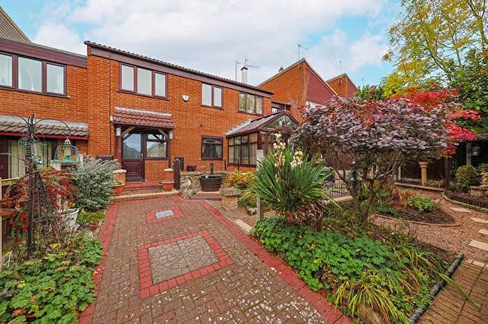 3 Bedroom Terraced House For Sale In Green Farm Close, Chesterfield, S40