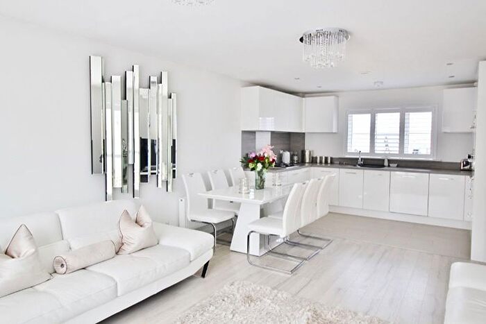 2 Bedroom Flat To Rent In Eden Road, Dunton Green, TN14