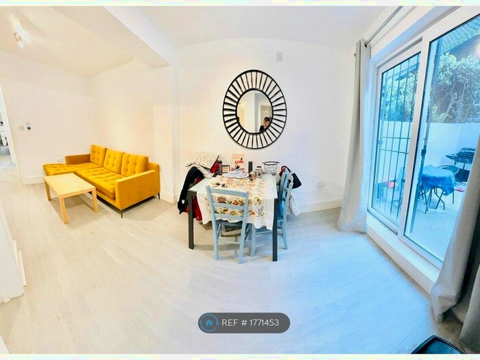3 Bedroom Maisonette To Rent In Stowe Road, London, W12