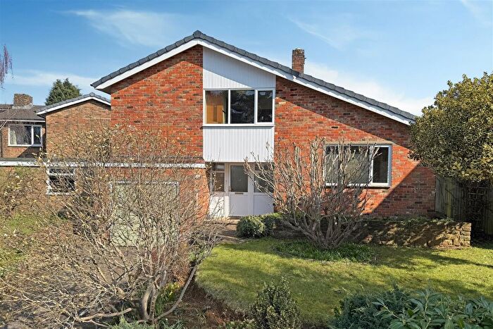 4 Bedroom Detached House For Sale In Summerhouse Close, Godalming, GU7