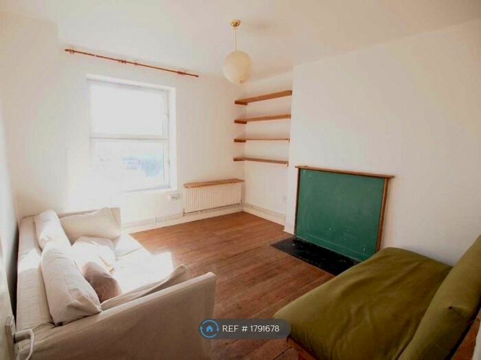 3 Bedroom Flat To Rent In Warburton Street, London, E8