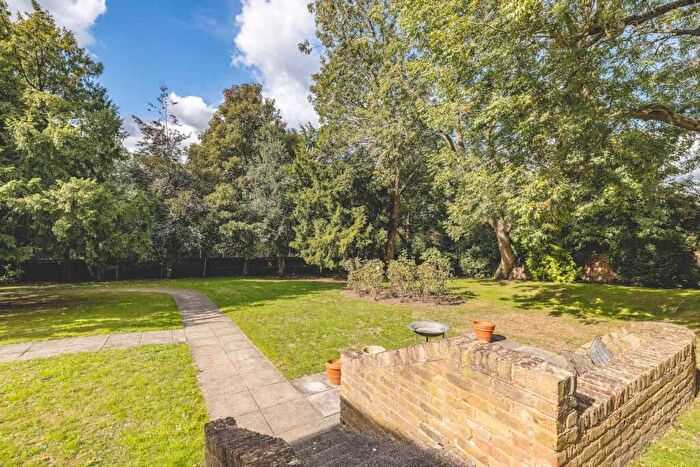2 Bedroom Apartment For Sale In Wexham Road, Wexham, Slough, SL2