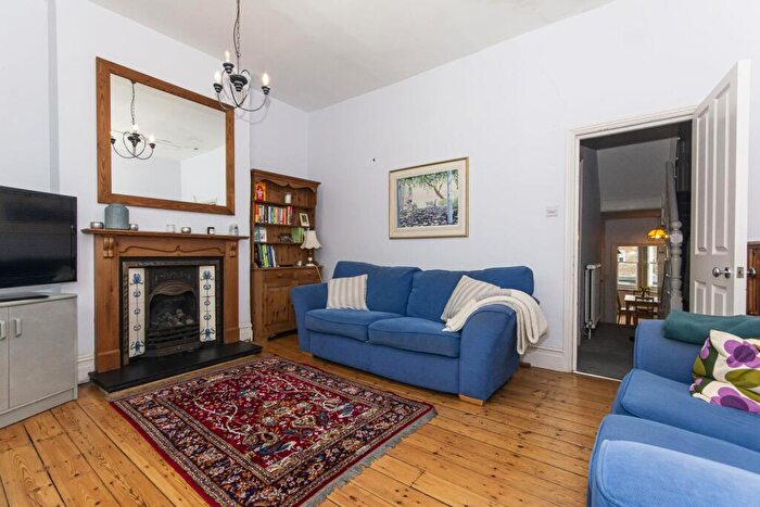 3 Bedroom Flat To Rent In Elspeth Road, Clapham Junction, SW11