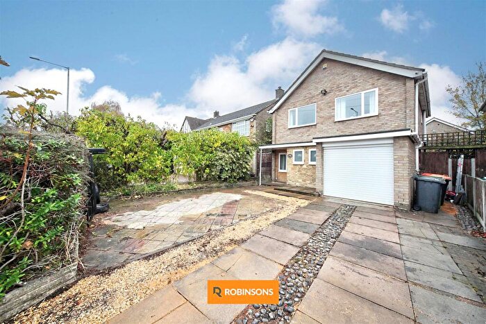 3 Bedroom Link Detached House For Sale In Luton Road, Dunstable, LU5