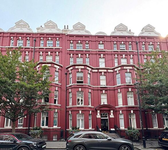 3 Bedroom Flat To Rent In Oxford And Cambridge Mansions, Maylebone, NW1